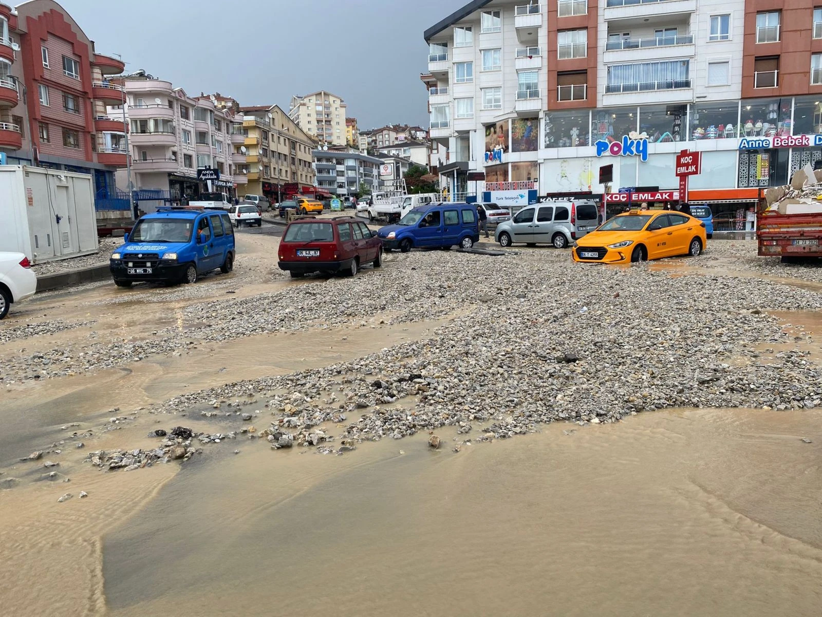 Ankara’yı sağanak vurdu araçlar sürüklendi...İşte ilk görüntüler